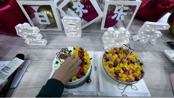 第二個(gè)開(kāi)心快樂(lè)的生日會(huì)---除了業(yè)績(jī)長(zhǎng)虹，我們還想吃喝玩樂(lè)