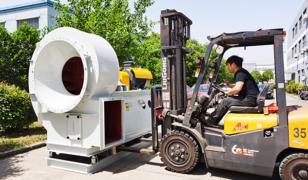 車間組長李小紅在實操指導(dǎo)員工轉(zhuǎn)移離心風(fēng)機